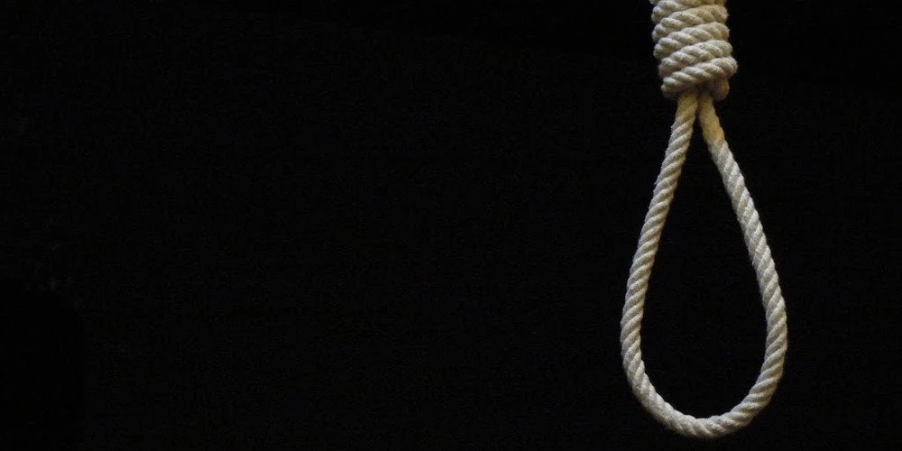 Σοκ στη Λαμία: Κρεμάστηκε στην αυλή του σπιτιού του με καλώδιο από πολύπριζο